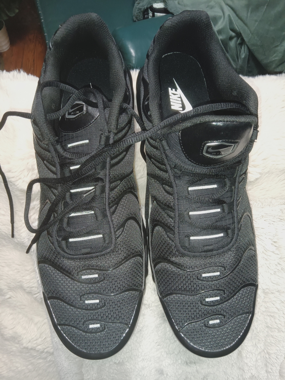 Nike Men’s Black Mesh Athletic Sneakers with Reflective Accents